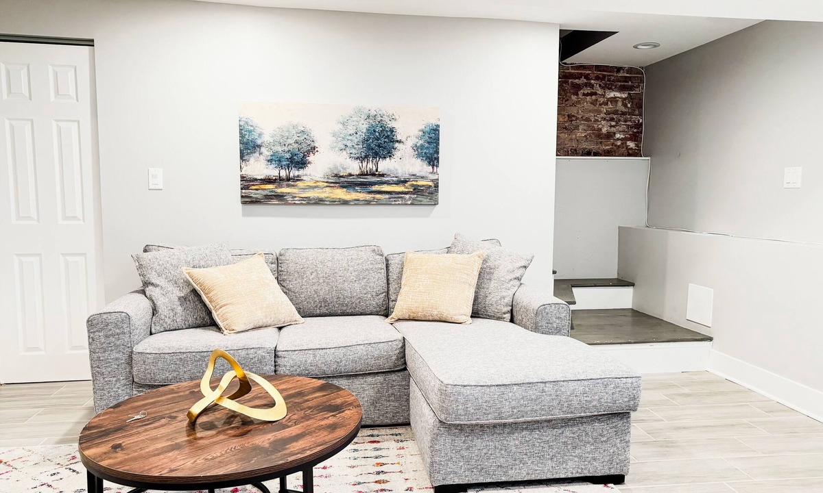 Tri-Taylor Apartment | Welcome to our modern Chicago living! Free parking, in the heart of the city.