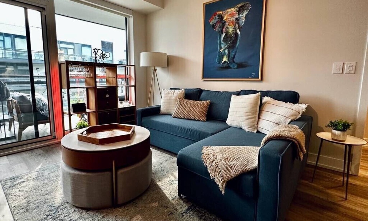 Innisfil Condo | Welcome to our modern, relaxing, comfortable sailor’s refuge