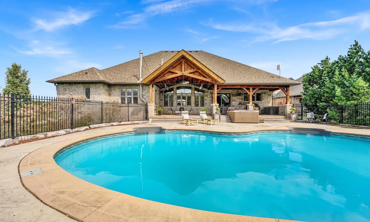 Rosemount House | Welcome to paradise in Cambridge Ontario!