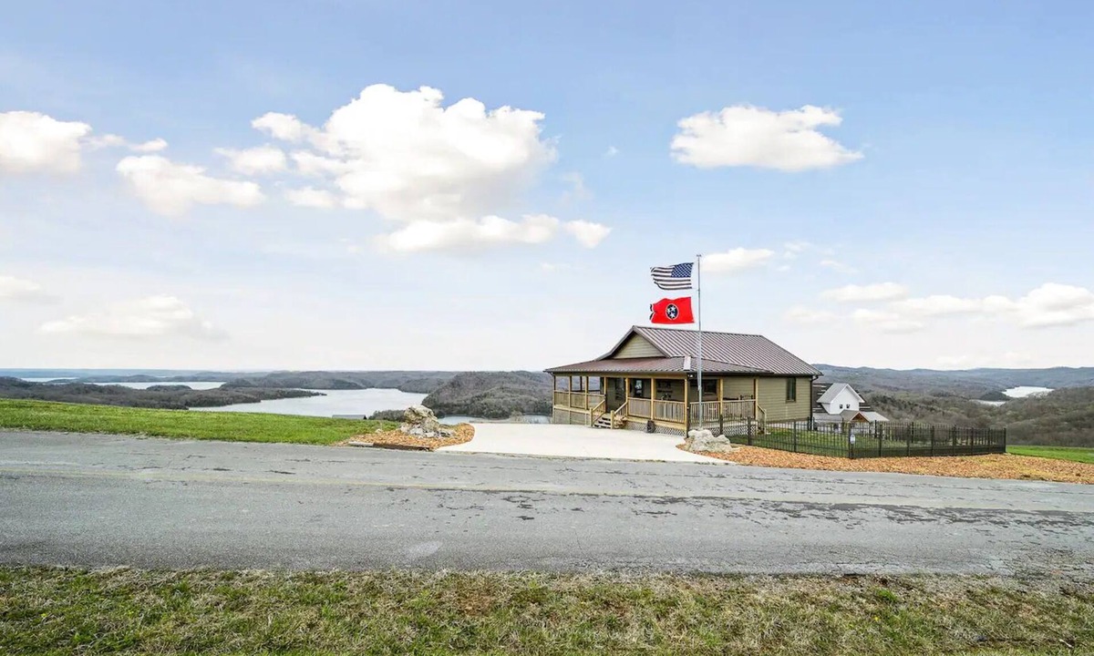 Hilham House | Welcome to Paradise @ The Pointe where the views are absolutely breathtaking.