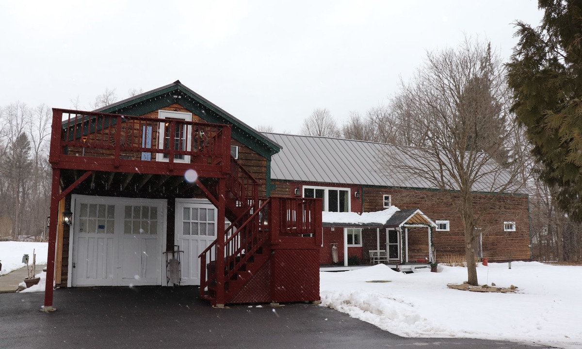 East Glenville Apartment | Welcome to the brown barn