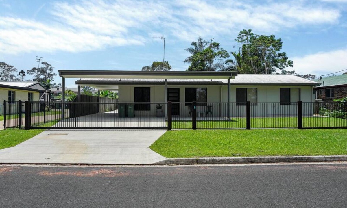 Tin Can Bay House | Welcome to "The Crab Shack"