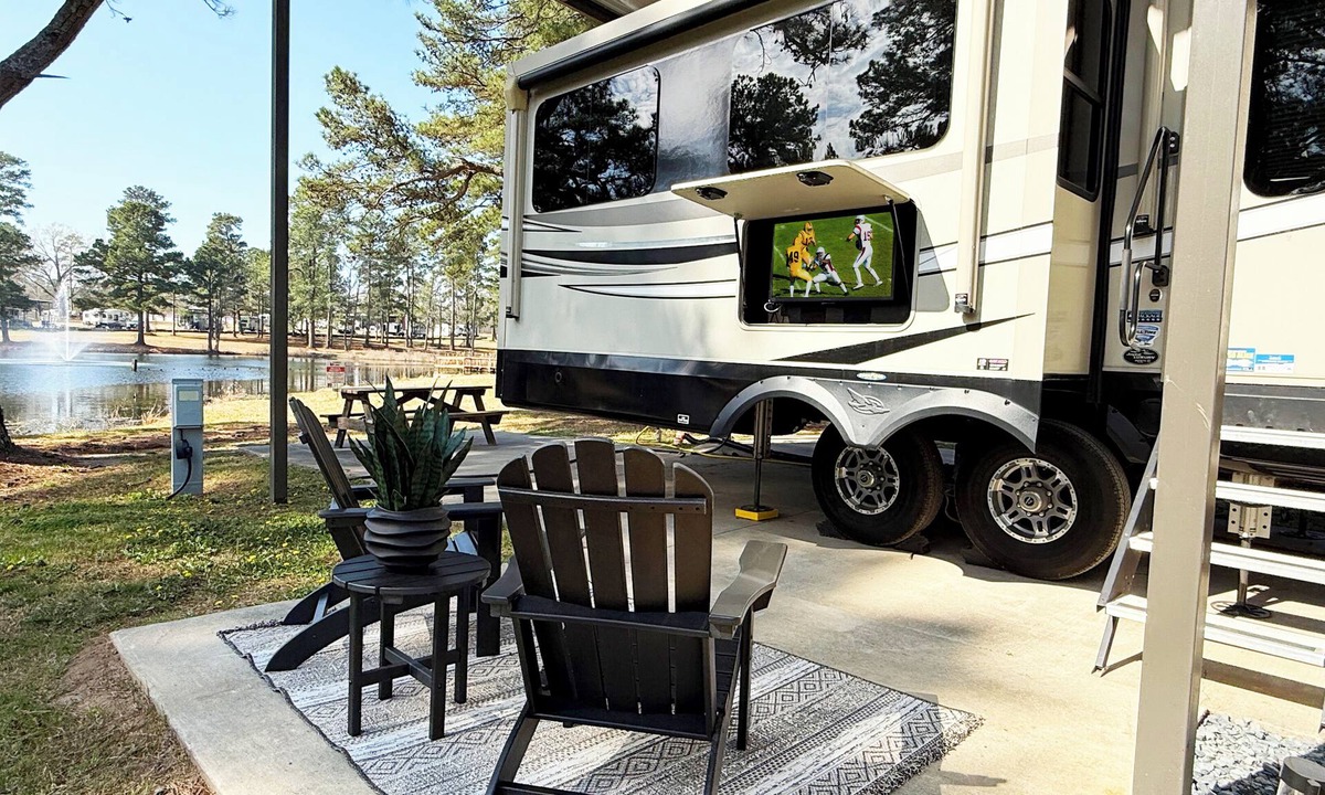 Redlick RV Rental | Welcome to the Lakeside RV Cottage