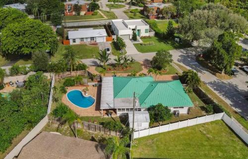 Tropic Palms House | Welcome to the Leaf House
