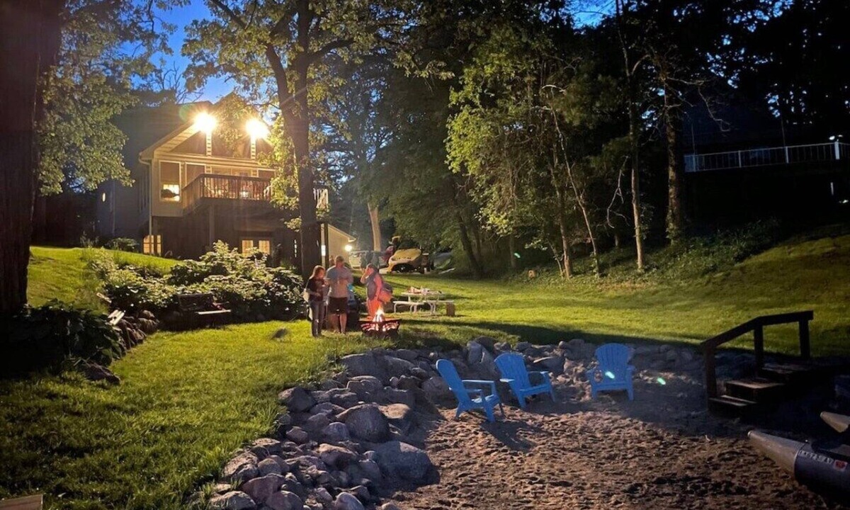 Panora House | Welcome to the Panorama Nest! Sleeps 14 - beach & lakefront! Perfect for groups!