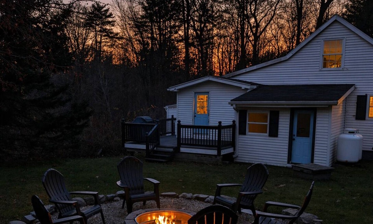 Queensbury Cabin | Welcome to the Starry Night Cabin, your perfect year-round getaway!