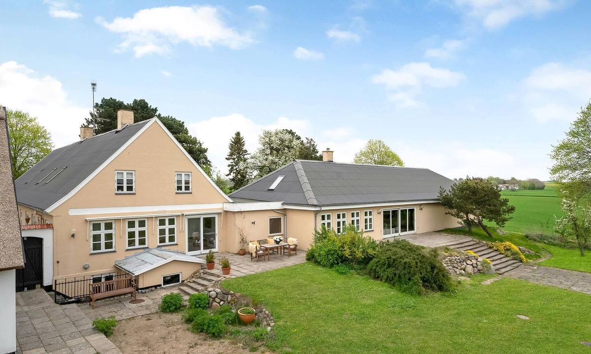 Frederikssund House | Welcome to this unique former country estate with historic charm in a quiet rural setting.