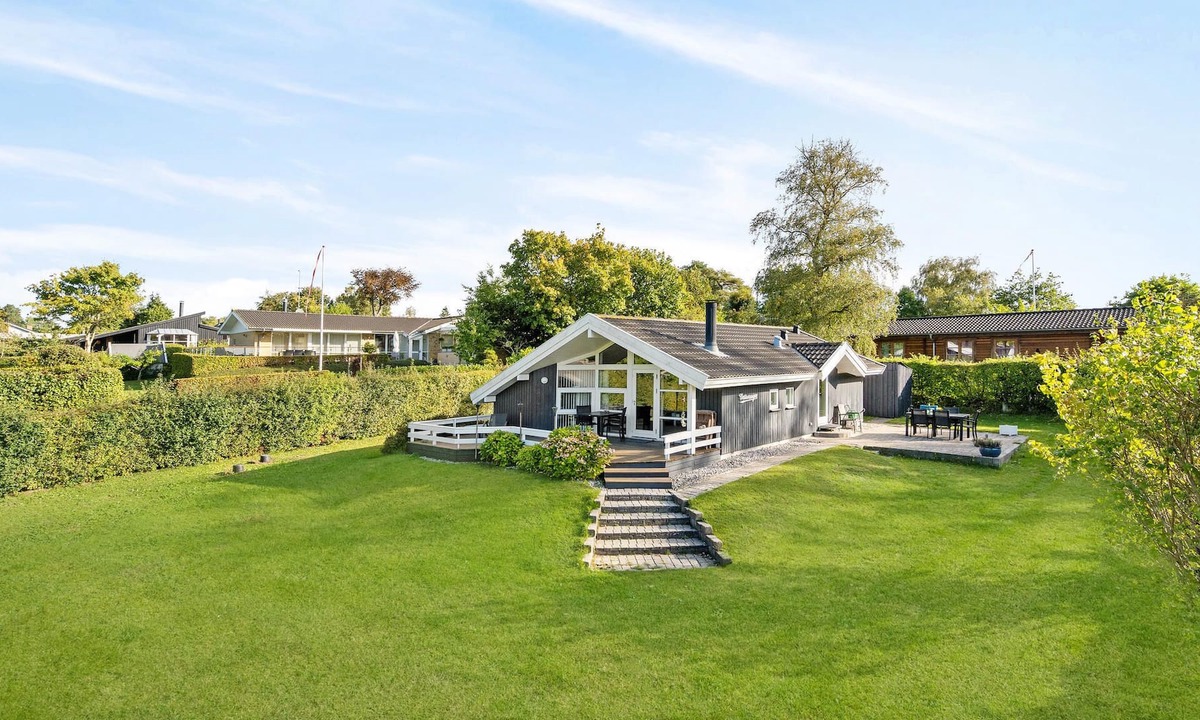 Lyngsbæk Strand House | Welcome to this very well maintained cottage with good terraces and a large lawn.