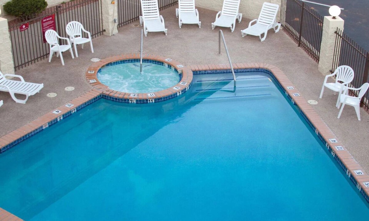 Tusayan Hotel | Welcome to Paradise! 2 Relaxing Units with Free Parking! Outdoor Pool, Hot Tub