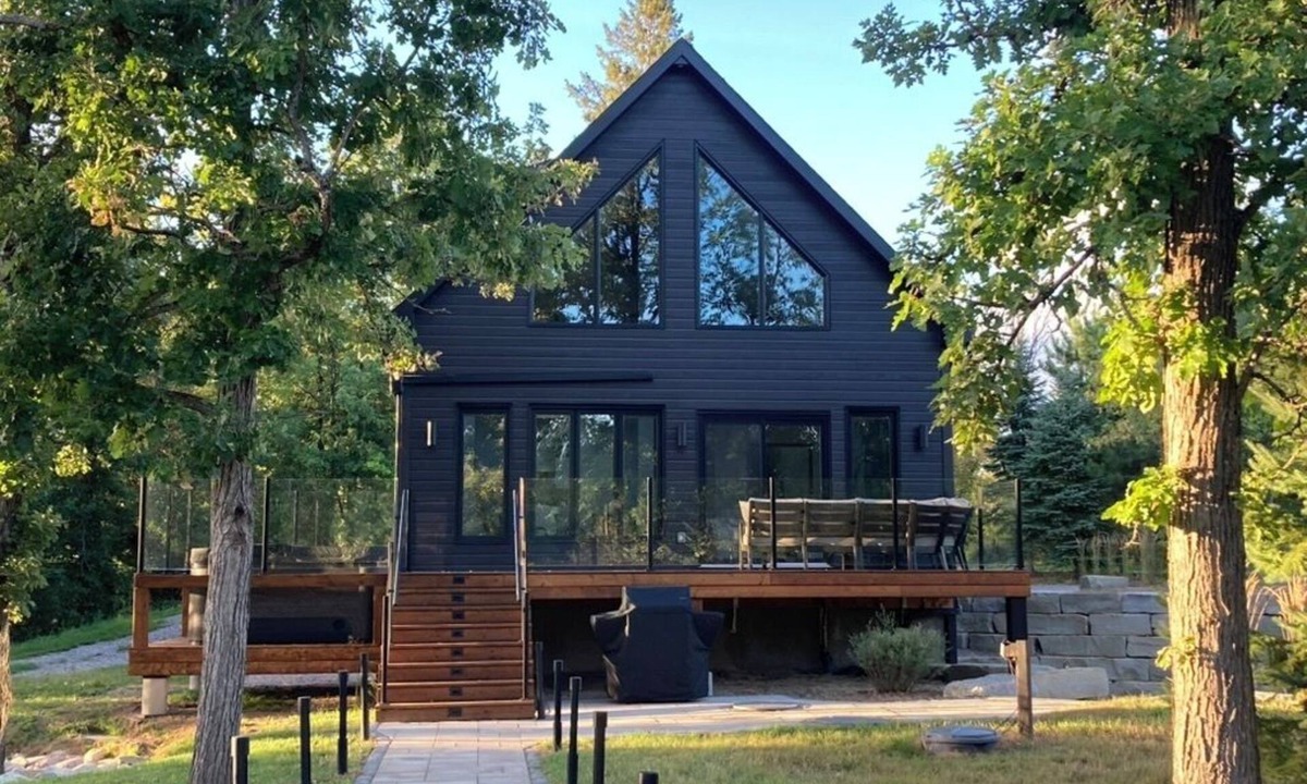 Pontiac Cottage | Welcome to White Oaks, a luxury retreat nestled quietly on the Quyon River.