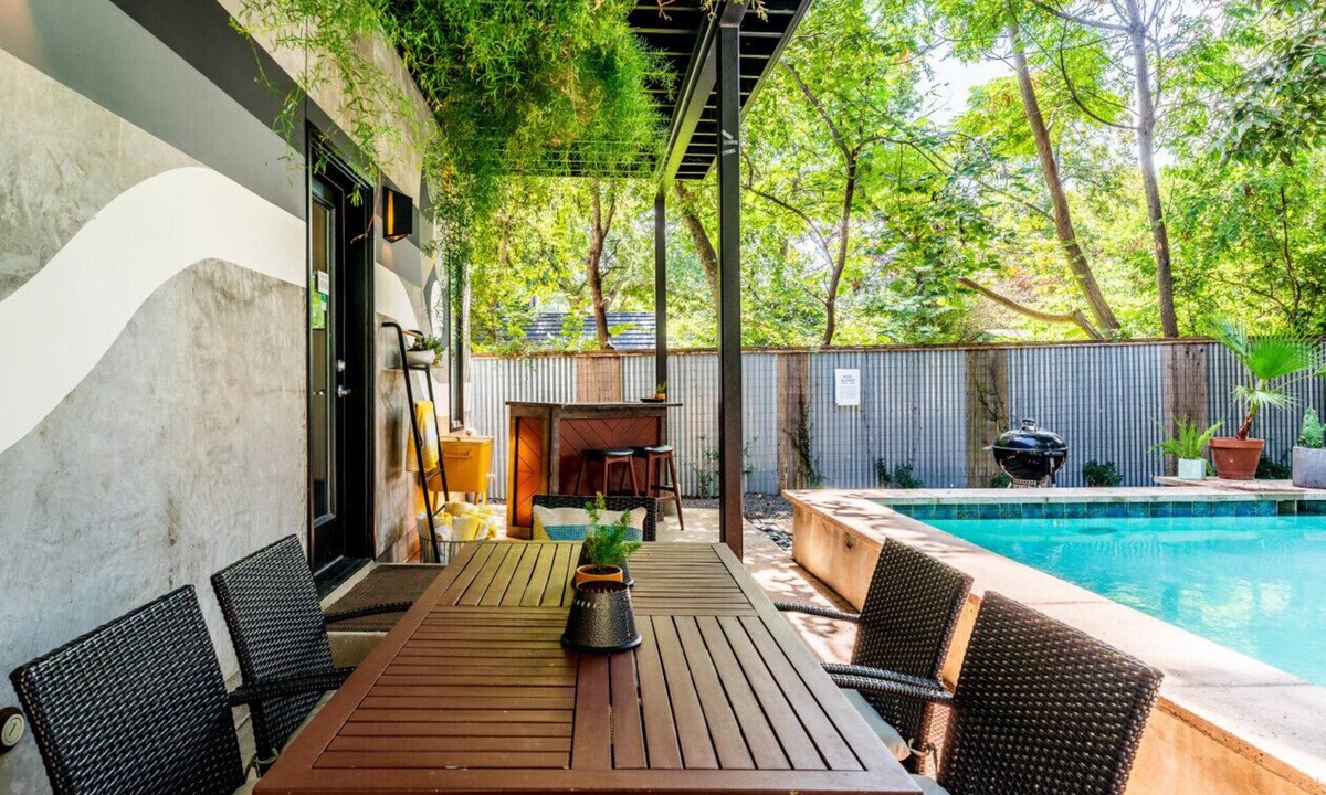 Zilker House | Welcome to your ultimate large-group retreat! Whether you’re celebrating a reunion, a weekend getaway, or a special occasion — this spacious 8-bedroom home comfortably sleeps up to 16 guests, combining comfort, fun and convenience all in one place.