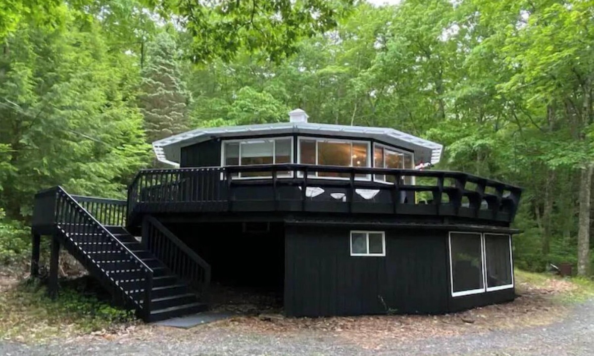 Cuddebackville House | Welcome to your twelve-sided getaway!