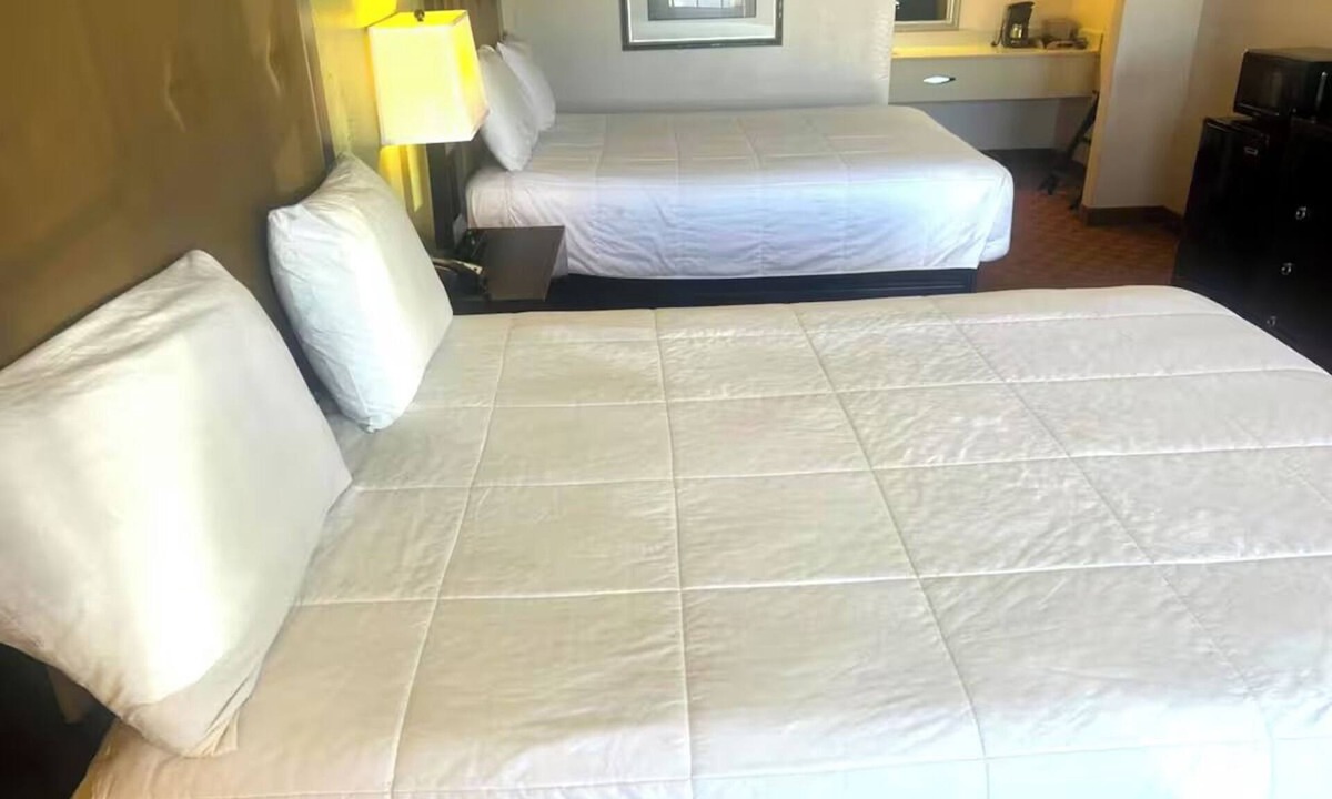 Whitesboro Hotel | Welcoming 2 Queen Beds Near Restaurants - Great for Families - 4 Rooms!