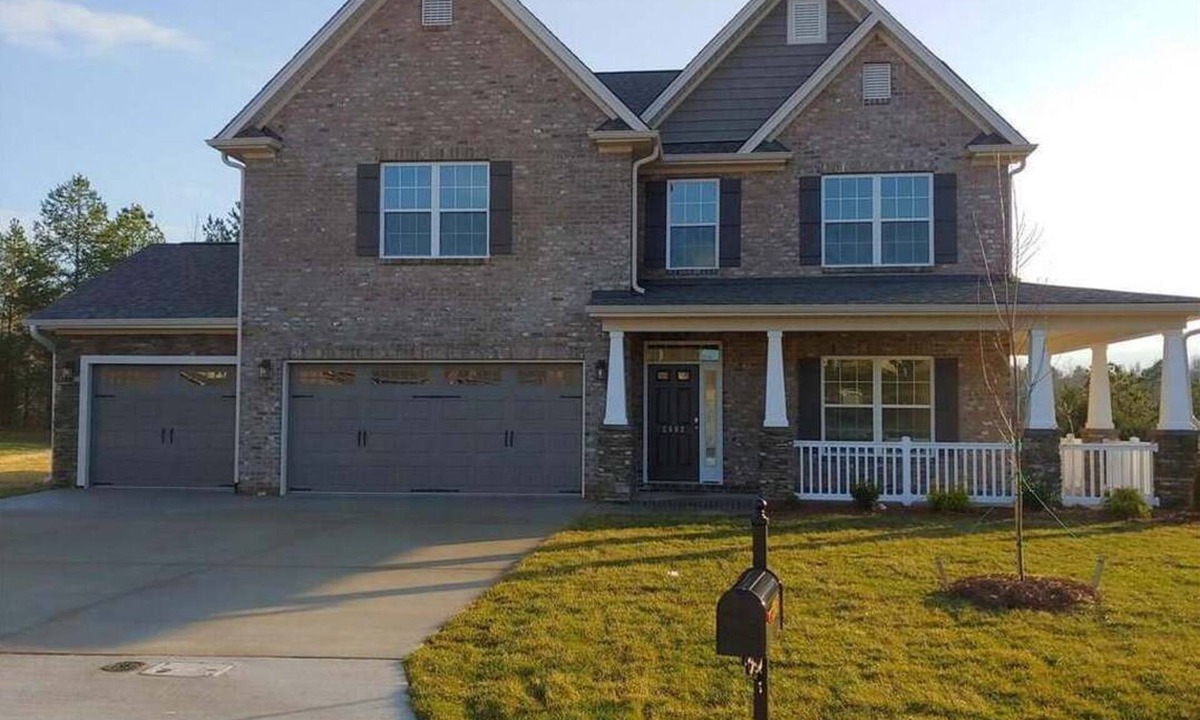 High Point House | Welcoming 4-bdrm home just 4 miles from HPMKT - Book Now for Fall Market!