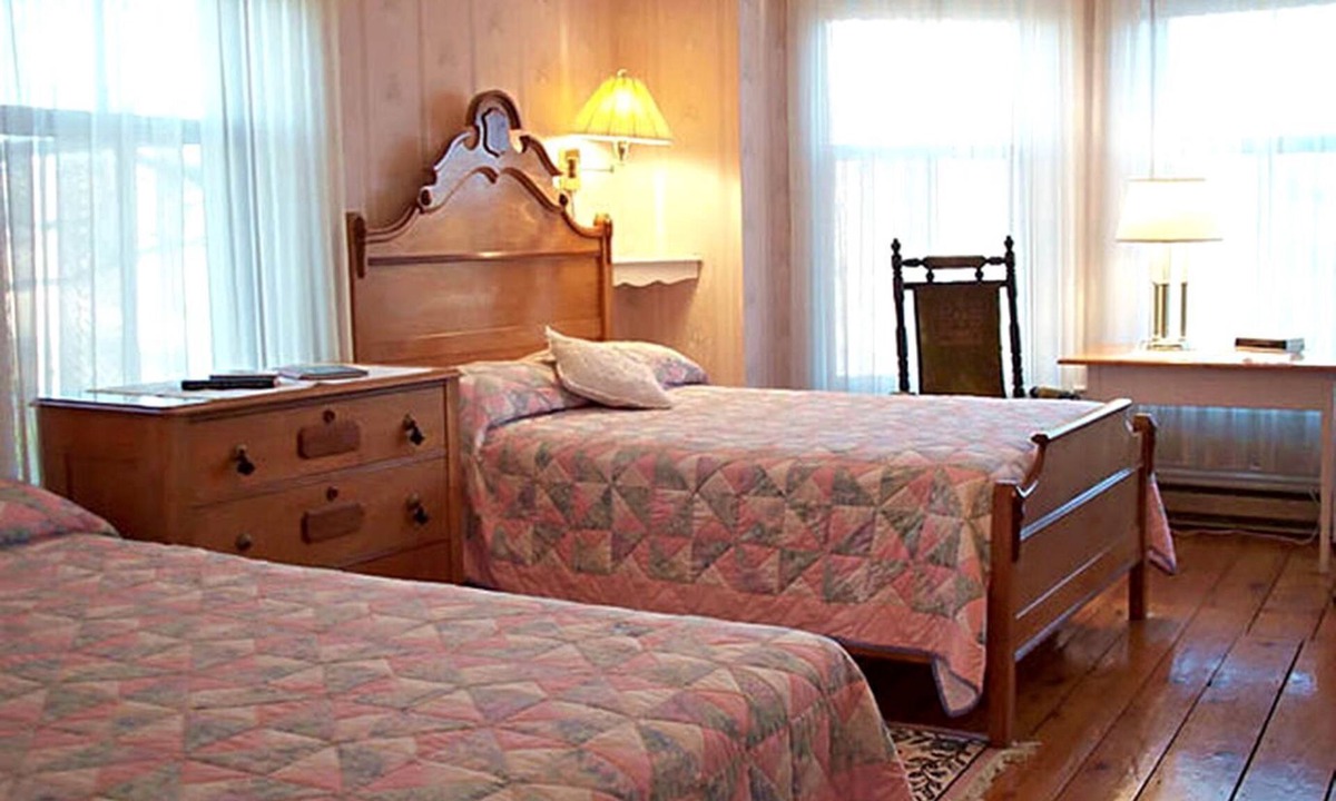 Harvey Cabin | Welcoming Bed and Breakfast Accommodation with Antique Furniture in Harvey, New Brunswick