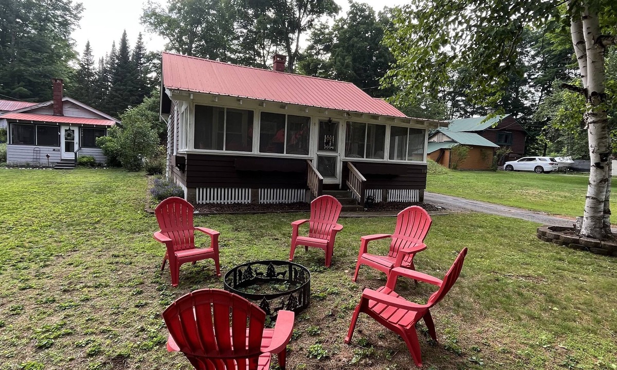 Town of Webb Cottage | Welcoming Eagle Bay Cottage — 2 min walk to private Fourth Lake beach!