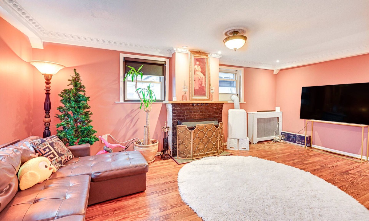 Glen Cove House | Welcoming Glen Cove Home ~ 1 Mi to Public Beach!