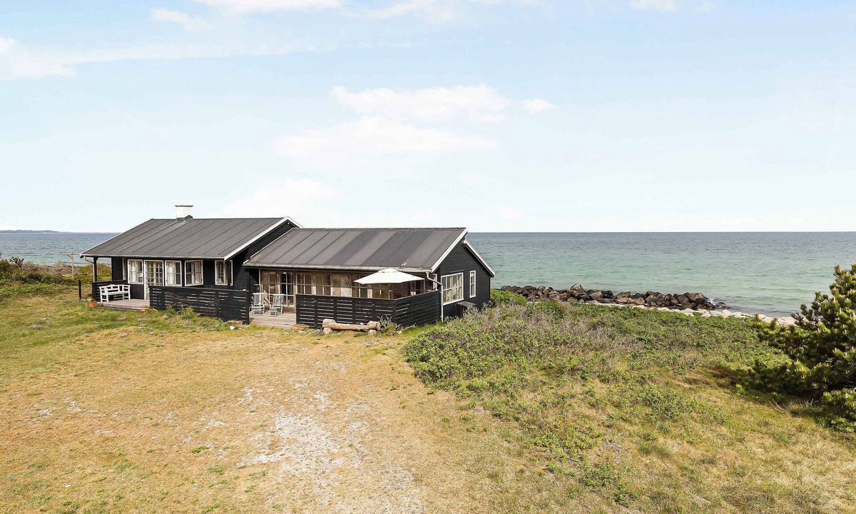 Rrvig House | Welcoming holiday home right down to the water