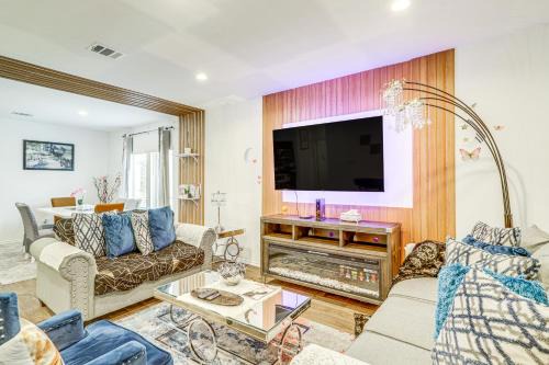 Houston House | Welcoming Home ~ 16 Mi to Downtown Houston!