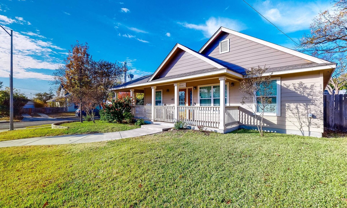 Historic Garderns House | Welcoming home walkable to Steps of Alamodome & riverfront & near River Walk