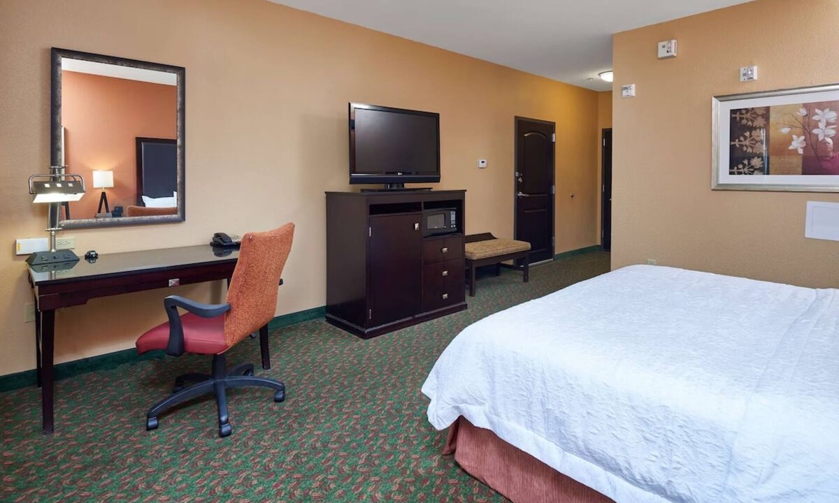 Waco Hotel | Welcoming Room with Free Hot Breakfast & Parking - Near Baylor! Indoor Pool!