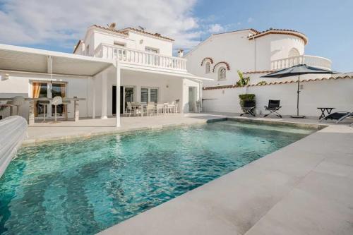 Empuriabrava Villa | Welcoming villa in Empuriabrava with private pool