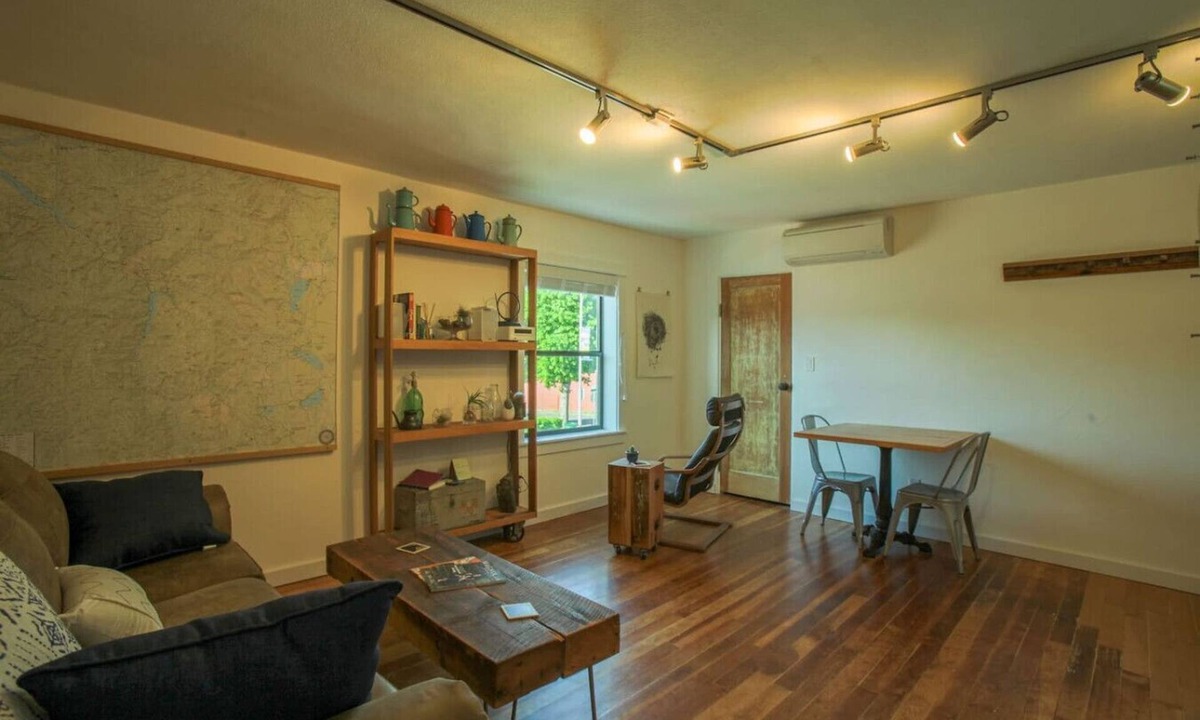 Oakridge Apartment | Well appointed, Clean, Comfy, and Convenient!