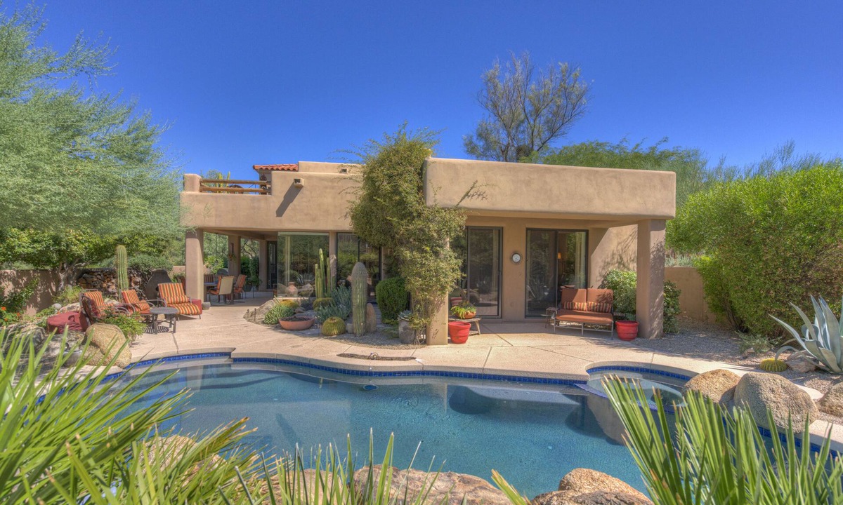 Fifth Green House | WELL APPOINTED HOME, PRIVATE YARD, POOL, GOLF CART, MAIN FLOOR BEDROOMSnn
