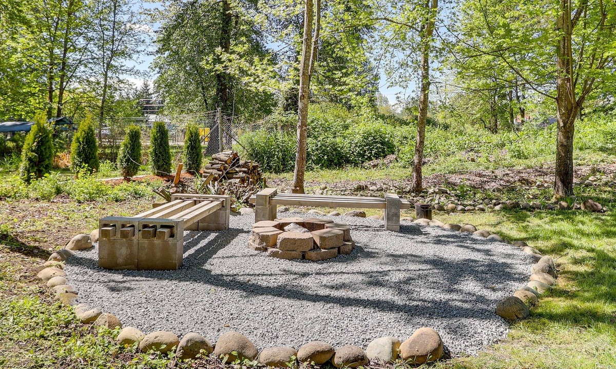 McKenna House | Well-Appointed McKenna Home: Fire Pit & Deck!