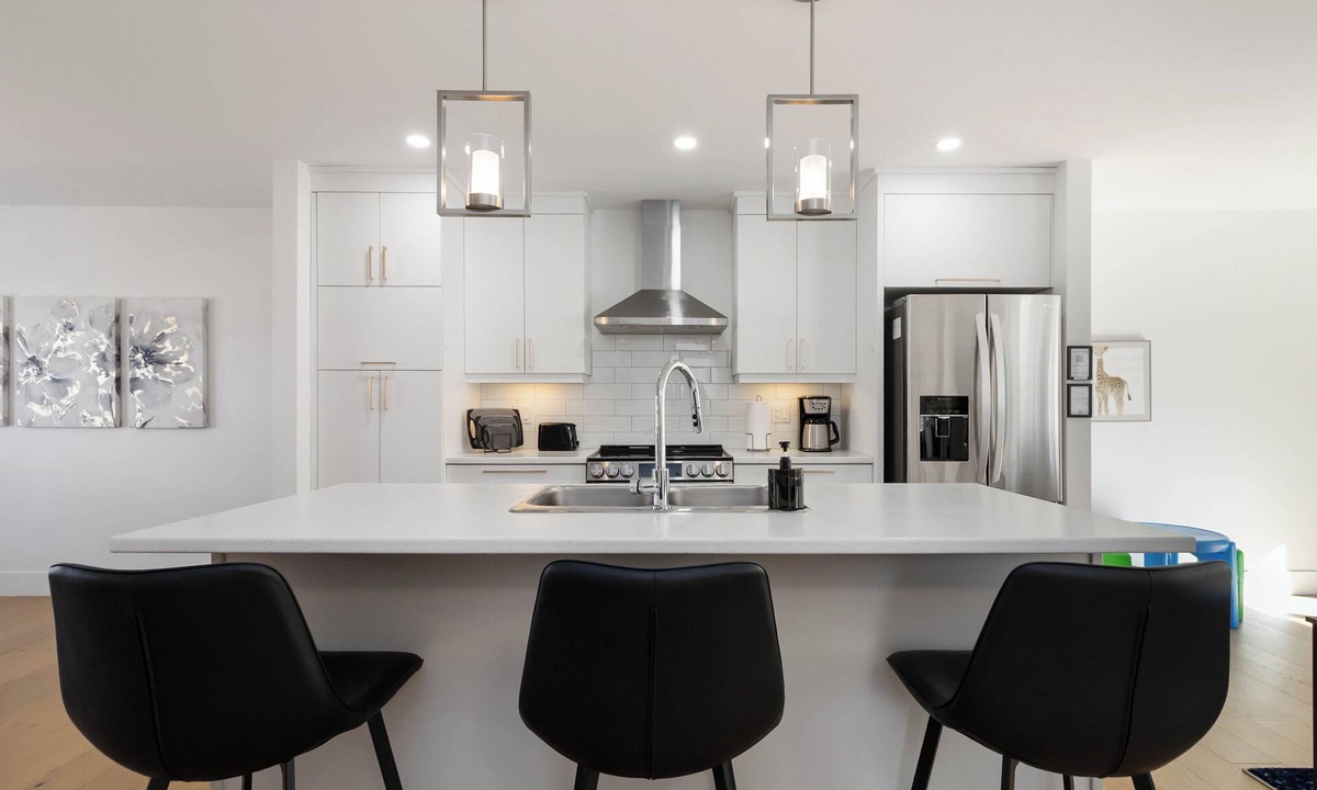 Dieppe House | Well Appointed Modern Townhouse Located Close To YQM Airport and All Amenities.