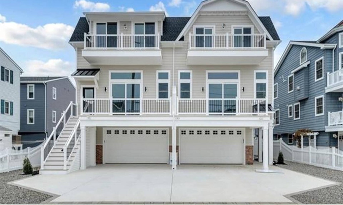 Sea Isle City House | Well Crafted Townhouse featuring 6 bedrooms, 4.5 bathrooms, a Bonus room and a Heated Pool.