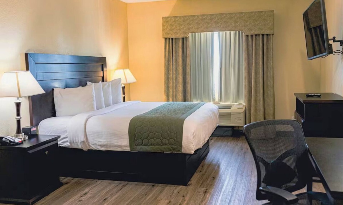 Tyler Hotel | Well-Equipped Pet-Friendly Room Nearby Local Fun! Explore Tyler Rose Garden!
