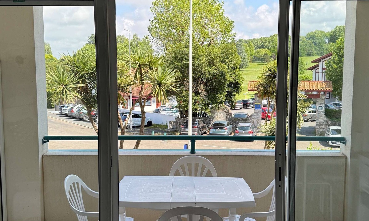 Ciboure Apartment | Well-equipped studio facing the golf course, with swimming pool and parking space