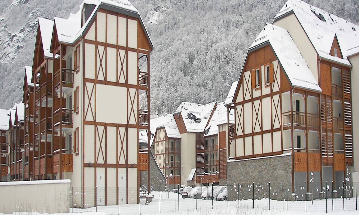 Saint-Mamet Apartment | Well-kept apartment with thermal baths