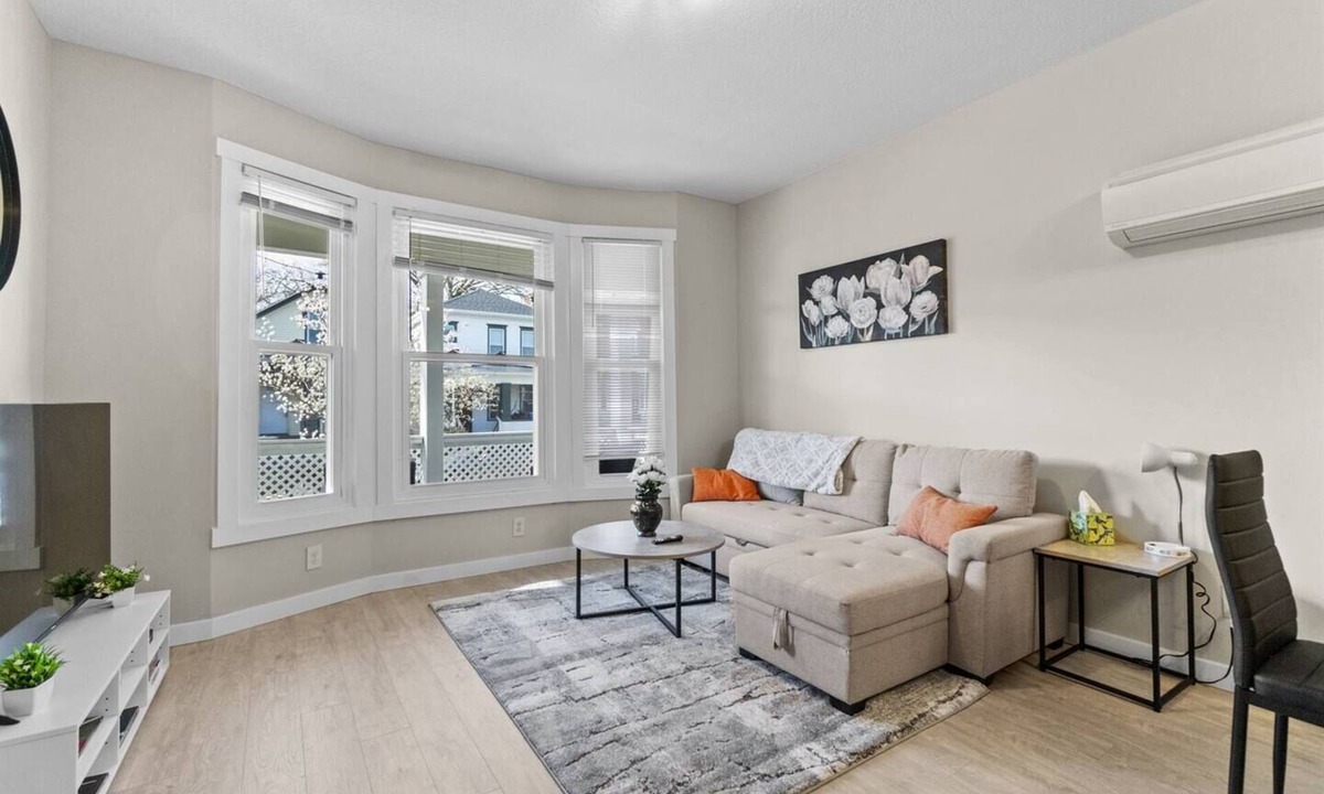 West Central Apartment | Well-Located 2BR Downtown Apartment | Central Stay