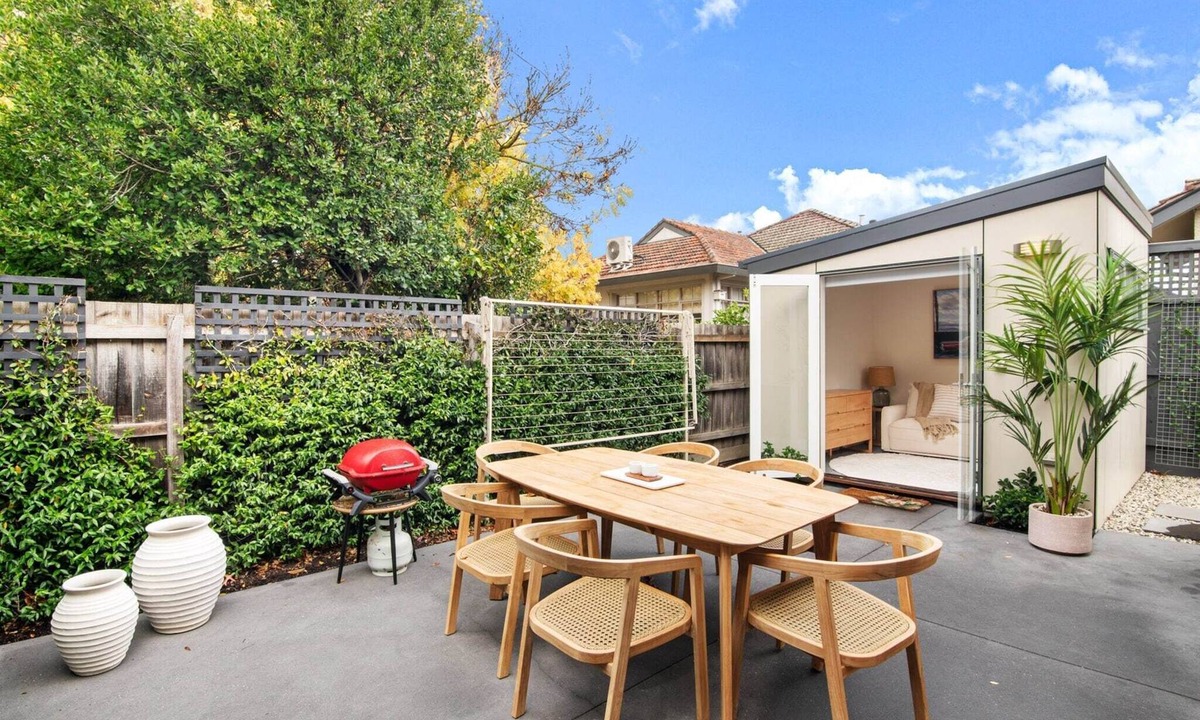 Kew East Apartment | Wellness Escape: 1-Bed Home + Studio & Sauna