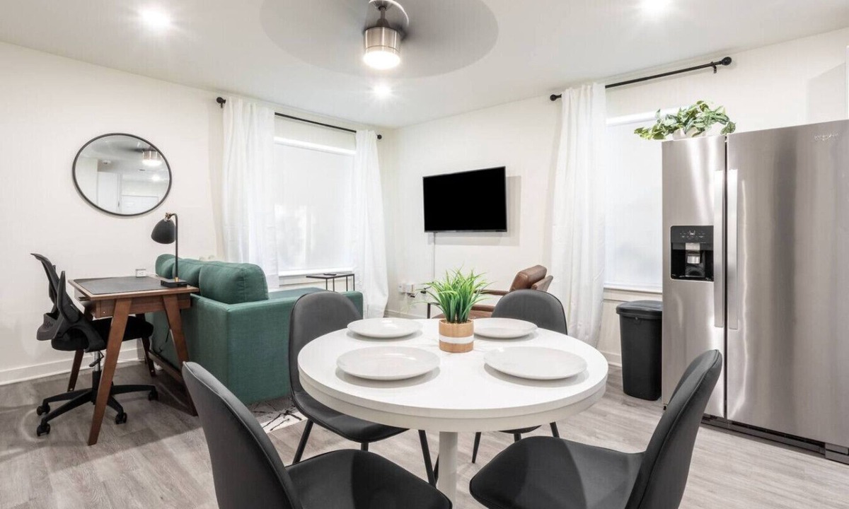 Kessler Apartment | WeLoveBishopArts! King Bed|2nd Floor