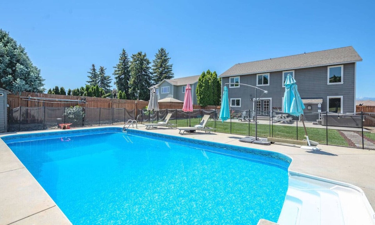Monitor House | Wenatchee Stay w/Pool & Hot Tub