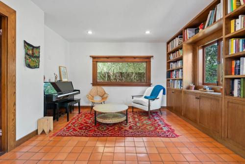 Mid City House | West Adams 4BR Home with Grill Colby & Conrad