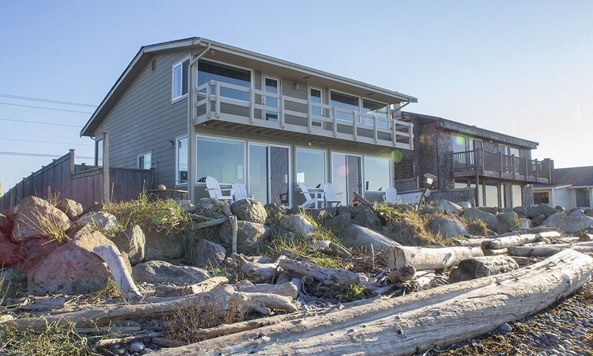 Oak Harbor House | West Beach House - low bank waterfront, with 1 GB WIFI, WFH - NEW hot tub!