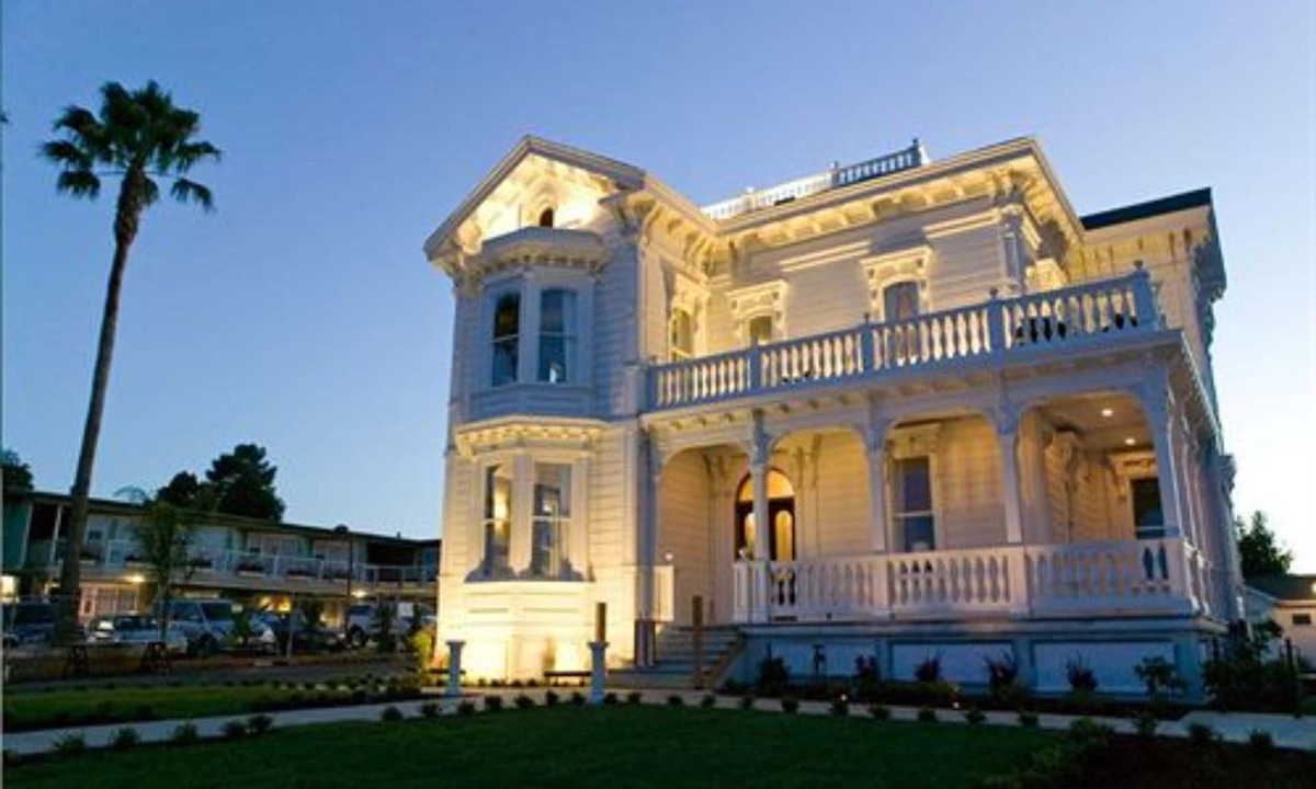Westside Santa Cruz Bed & Breakfast | West Cliff Inn - A Four Sisters Inn