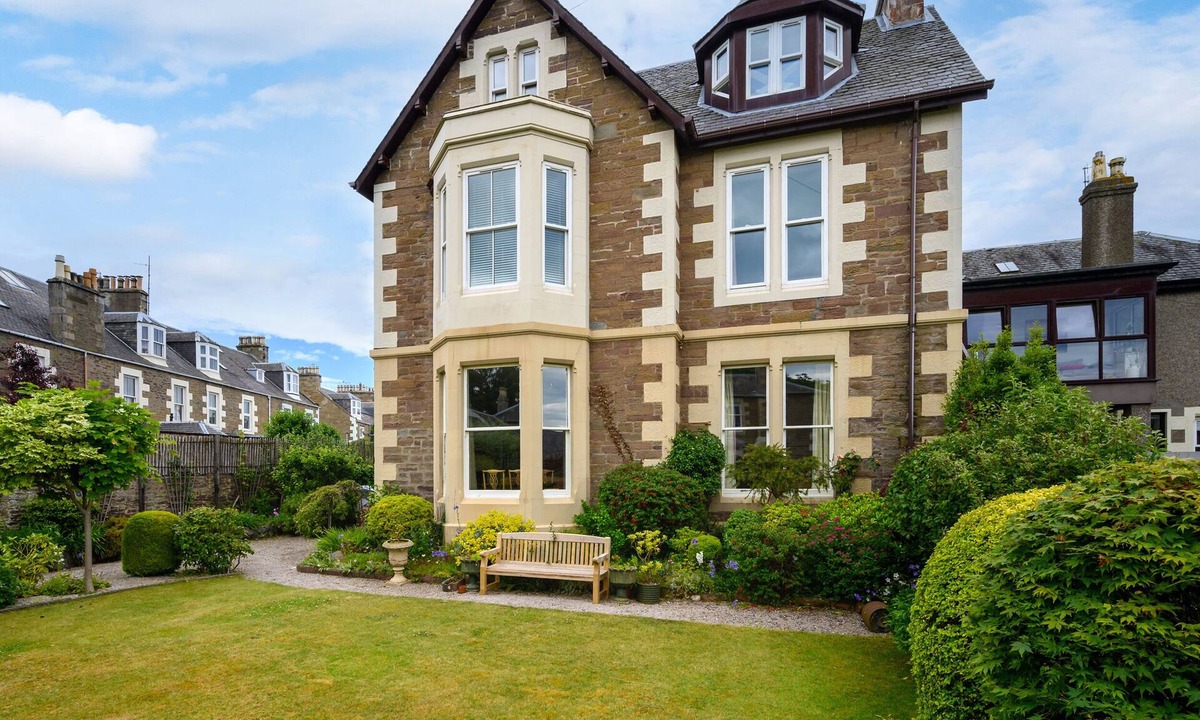 Broughty Ferry House | WEST DEYNE, family friendly, luxury holiday cottage in Broughty Ferry