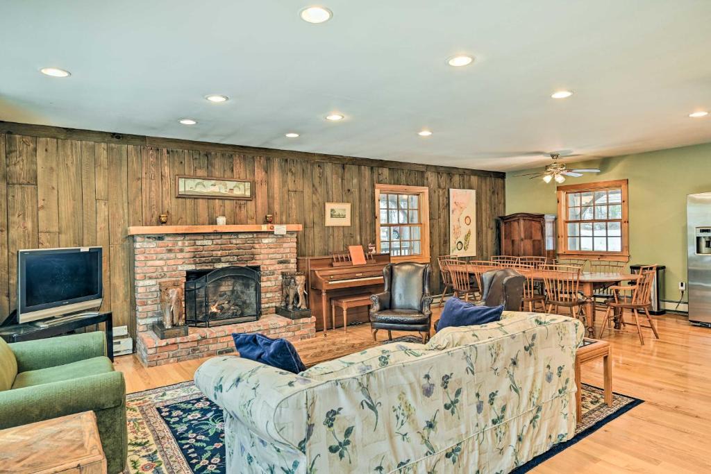 West Dover House | West Dover Home w/Deck ~ 2 Mi to Mount Snow!