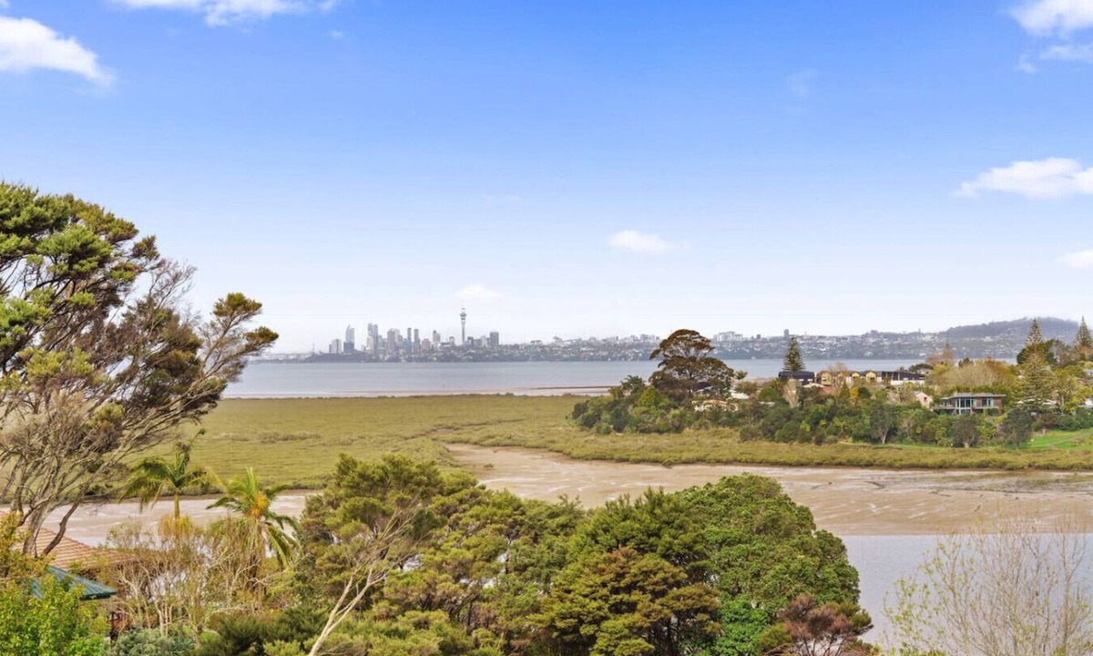 West Harbour House | West Harbour Modern Loft Studio with Iconic Skyline