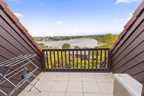 West Harbour House | West Harbour Modern Loft Studio with Iconic Skyline