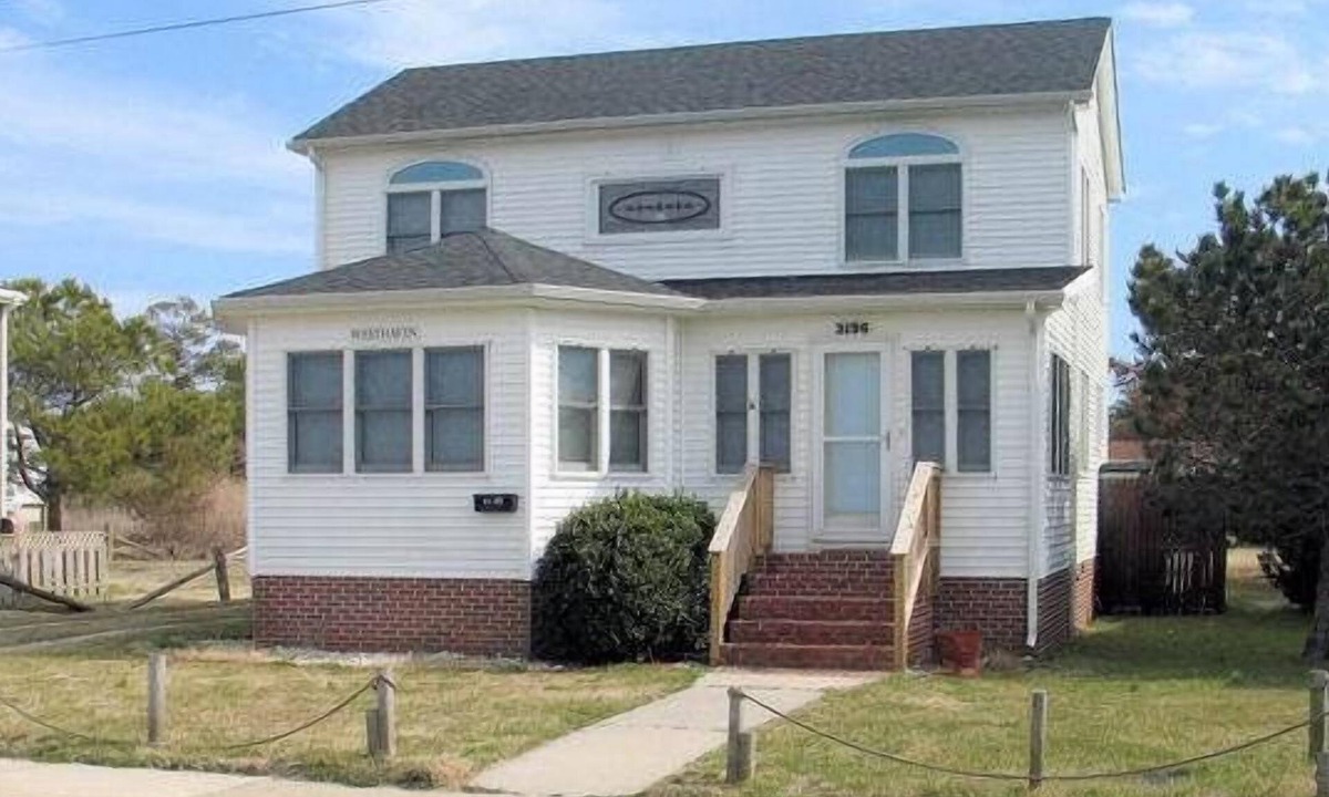 Chincoteague House | West Haven - Spacious 3BR, 2 Bath Waterfront home with dock , NO LINENS