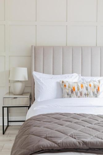 Hounslow Central Apartment | West London Apartment next to Piccadilly Line station- Fantastic access to Heathrow Airport and Central London