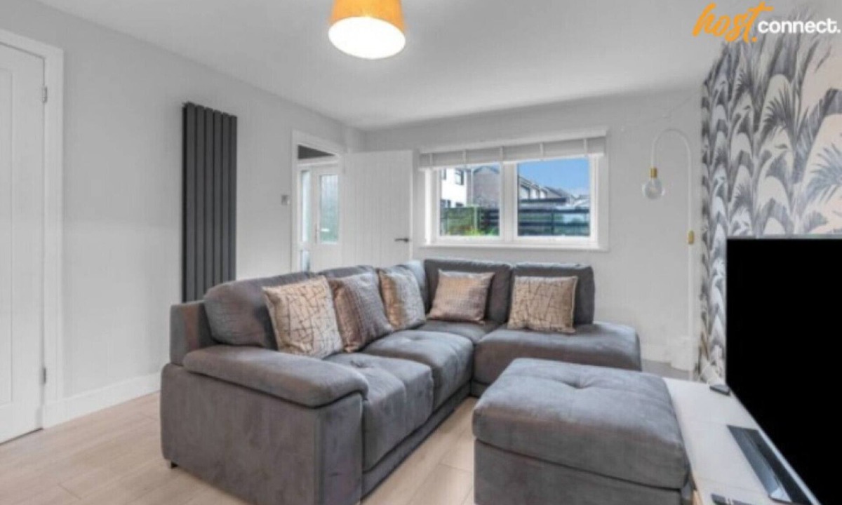 Whitburn House | West Lothian 5 Beds + car space