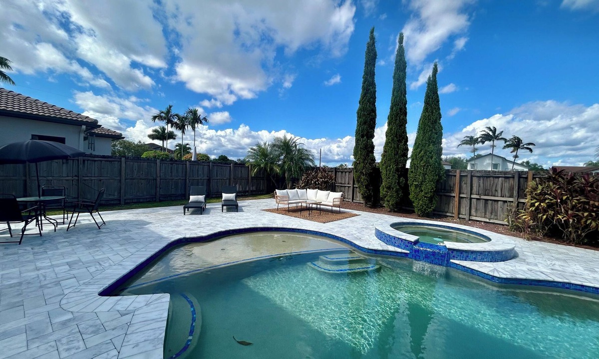 Country Walk House | West Miami Luxury Home with Pool
