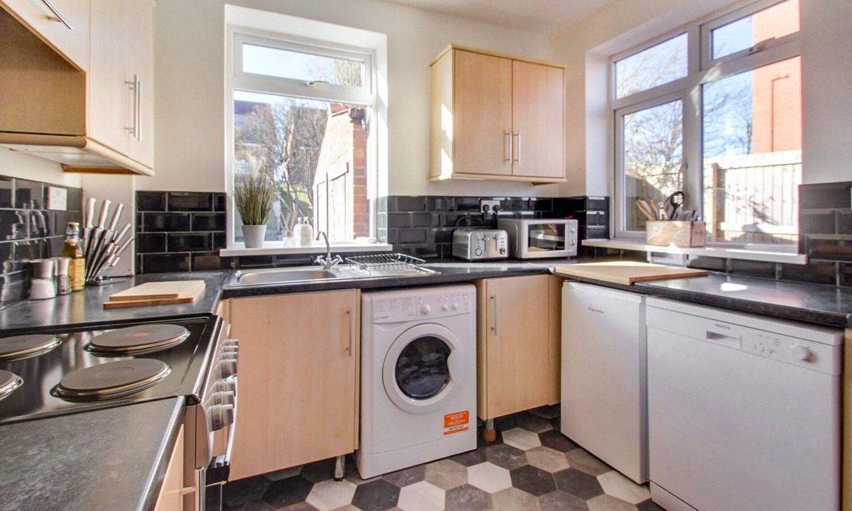 Cradley Heath House | West Midlands-Contractor-Long stay-parking-4 beds!